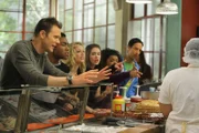 Community Staffel 1 Folge 21 Verrückt nach Hühnchen: Joel McHale als Jeff Winger, Donald Glover als Troy Barnes, Gillian Jacobs als Britta Perry, Alison Brie als Annie Edison, Yvette Nicole Brown als Shirley Bennett, Danny Pudi als Abed Nadir