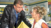 Horst (Frank Vockroth) muss dringend mit Rita (Gaby Köster) sprechen: es gibt ein Problem im Motorradladen und das hat zwei Beine...