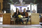 Sara (Natalie Tena, l.); Tanner (Jeremy Piven, r.)