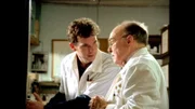 Ein Rezept ist verschwunden. Pharmazeut Everett Spencer (Don Perry?, re.) glaubt sich an die Zusammensetzung zu erinnern. Da sein Enkel Martin (Sean Bridgers?) das Rezept nicht mehr findet ruft er den Arzt an, dabei wird ein folgenschwerer Fehler aufgedeckt...