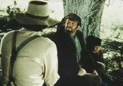 Charles (Michael Landon, l.) verabschiedet sich von Yuli (Theodore Bikel, M.) und Victor (Ike Eisenmann, r.).