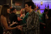 Obwohl Ted (Josh Radnor, r.) anfangs lieber zu Hause geblieben wäre, erlebt er noch einen erfolgreichen Abend mit Ashlee (Vanessa Minnillo, l.) ...