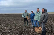Auf der deutschen Insel Sylt: Arndt Reisenbichler trifft "Neptuns Söhne" auf einer wilden Austernbank zu Austern mit Gin. Verwendung gemäß der AGB im engen inhaltlichen, redaktionellen Zusammenhang mit genannter SWR-Sendung bei Nennung "Bild: SWR" (S2+).
