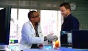 Detective Hawkes (Hill Harper, l.) erklärt Detective Taylor (Gary Sinise), dass der Sicherheitsmann ums Leben kam, weil sein Herzschrittmacher explodierte.