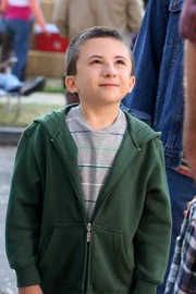 Laut seinem Lehrer hat Brick (Atticus Shaffer) Probleme, Kontakte mit Mitschülern aufzubauen, deswegen soll er einem Basketballteam beitreten ...