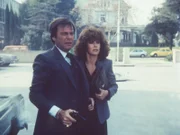 Um Haaresbreite sind Jonathan (Robert Wagner, li.) und seine Frau Jennifer (Stefanie Powers) einem Bombenanschlag entgangen.