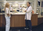 Dr. Cox (John C. McGinley, r.) ist wie immer von Kollegen und Studenten total angewidert und ist vor allem zu der unsicheren Studentin Lucy (Kerry Bishe, l.) ausgesprochen gemein ...