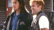 Diese Folge spielt in der Gegenwart: Kevin Sorbo (spielt sich selbst) der den Schauspieler Hercules mimt und Rob Tabert (Bruce Campbell, re.), der Executive Producer der Serie "Hercules", diskutieren über den weiteren Verlauf der Serie.
