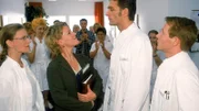 Unter den Augen von Dr. Borstel (Kerstin Thielemann, l.) und Dr. Brummel (Roland Jankowsky, r.) grinst Nikola (Mariele Millowitsch, 2.v.l.) stolz Dr. Schmidt (Walter Sittler) an. Er hat sich mal wieder zu früh gefreut. Doch wer zuletzt lacht, lacht am besten.