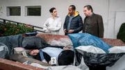 Sonja Bitterling (Genoveva Mayer, l.) spricht mit den Kommissaren Beissl (Andreas Giebel, M.) und Paulsen (Peter Marton, r.) über die mutmaßliche Todesursache des Hotelbetreibers (Komparse).
