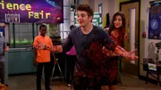 Vorne, l-r: Max Thunderman (Jack Griffo), Phoebe Thunderman (Kira Kosarin)
