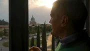 Dr. Carlos Mosca blickt aus dem Krankenhaus auf leere Straßen.