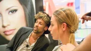 Kandidatin Julia mit ihrem Shoppingbegleiter Dominik