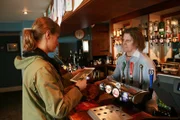 Die Suche nach Karin Halbschwester hat Sandra bis in einen Pub im englischen Downderry verschlagen. Kann Manager Tom Woodley Sandra bei ihren Bemühungen behilflich sein?