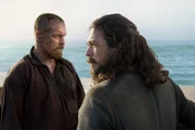 Während Flint (Toby Stephens, l.) eine letzte Anstrengung unternimmt, um England zu besiegen, ergibt sich Silver (Luke Arnold, r.) seinem Schicksal ...