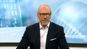 Ein gesundes Herz ist die Grundlage für ein langes und vitales Leben. Doch es ist auch ein sensibles Organ, das auf Stress und ungesunde Gewohnheiten reagiert. Herz-Kreislauf-Erkrankungen zählen in Österreich zu den häufigsten Todesursachen. Daher ist es essenziell, das Herz zu pflegen - wie hält man sein Herz also gesund? Welche Warnsignale sollte man ernst nehmen? Und welchen Einfluss haben Ernährung, Bewegung und Lebensstil wirklich? Diese Fragen diskutiert Prof. Meryn im Sprechzimmer gemeinsam mit seinen Gästen. Im Bild: Siegfried Meryn.