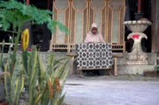 Batikstoffe erlangten mit ihren strahlenden Farben und detailreichen Mustern weltweite Berühmtheit. In Indonesien wurden ausgefeilte Färbetechniken für die Stoffe entwickelt.