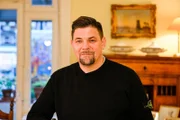 Tim Mälzer im Wohnzimmer-Restaurant von Monika Fuchs in Hamburg.