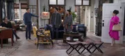 "Will & Grace", "Es lebe Aurora." Jack bittet Will, sich etwas netter gegenüber seinem Verlobten Estefan zu verhalten. Als Will sich beim nächsten Zusammentreffen besonders anstrengt, geht der Schuss nach hinten los. Estefan glaubt nämlich, dass sich Will für ihn interessiert. Karen findet unterdessen heraus, dass Graces Freund Noah der Autor ihrer Lieblings-Liebesromane ist. Als sich herausstellt, dass er die Hauptfigur sterben lassen will, greift Karen zu drastischen Mitteln. Im Bild (v.li.): Eric McCormack (Will Truman), Sean Hayes (Jack McFarland), David Schwimmer (Noah Broader), Debra Messing (Grace Adler), Megan Mullally (Karen Walker).