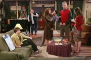Damit hat Charlie nicht gerechnet - er wollte eigentlich seinen Weihnachtsabend mit seiner Freundin im Bett verbringen und jetzt ist das Haus voll mit ungeladenen Gästen: Jake (Angust T. Jones, l.), Berta (Conchata Ferrell, 2.v.l.), Kandi (April Bowlby, 3.vl.), Alan (Jon Cryer, 3.v.r.), Herb (Ryan Stiles, 2.v.r.) und Judith (Marin Hinkle, r.) ...