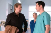 Thomas Wildenhorst (Steffen Münster, li.) erfährt von Dr. Philipp Brentano (Thomas Koch, re.), dass sie die OP seiner Frau abbrechen mussten. Philipp bittet Arzu (Arzu Bazman, mi.) Thomas auf die ITS zu begleiten.
