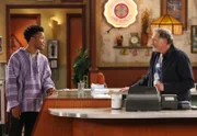 Für Arthur (Judd Hirsch, r.) und seinen Donutladen läuft es schon länger nicht mehr besonders gut, als dann auch noch ein Starbucks gegenüber eröffnet, wird es noch schlimmer. Doch sein neuer Mitarbeiter Franco (Jermaine Fowler, l.) will nicht so schnell aufgeben ...