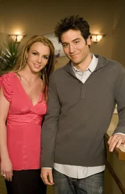 Hinter den Kulissen: Britney Spears (l.) und Josh Radnor (r.) ...