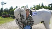 Schweren Herzens trennt Amy (Amber Marshall) sich von ihrem Springpferd Storm.