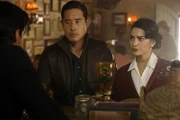 Dr. Ben Song (Raymond Lee, l.); Sarah (Hollie Bahar, r.)