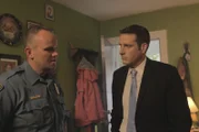 Nachdem der beliebte DJ Roger Berg in seinem Bett erschossen wurde, setzt Ermittler Lt. Joe Kenda (Carl Marino, r.) mit einer riskanten Strategie seine Karriere aufs Spiel, um seinen Hauptverdächtigen vor Gericht zu bringen. Hat er damit Erfolg?