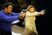 Steve (Barry Van Dyke, l.) und Archer (Susan Gibney, r.) versuchen, einen Überfall auf ein Juweliergeschäft zu verhindern.