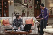 Eine Band zu gründen hat wie eine schöne Idee geklungen, doch, wenn die Musik mal nicht einen Keil zwischen Raj (Kunal Nayyar, r.) und Howard (Simon Helberg, l.) treibt ...