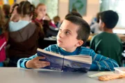Während Sue ein neues Projekt hat, bei dem sie Wurst- und Käseköstlichkeiten an der Haustür verkauft, hat Brick (Atticus Shaffer) ein Problem mit seiner neuen Freundin ...