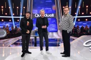 Moderator Jörg Pilawa (M.) mit den Kandidaten des Teams "Gags": Den Comedians Kaya Yanar (l.) und Paul Panzer (r.).