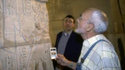 Ist Peter (Peter Lustig, r.) einem Verbrechen auf der Spur? Ein Besuch im Ägyptischen Museum soll ihm helfen, die geheimnisvollen Schriftzeichen zu entschlüsseln.
