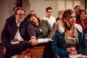Monika hält ein Gottesdienst-Nickerchen und schnarcht lautstark. Von links: Benedikt Stadlbauer (Andreas Geiss), Monika Vogl (Christine Reimer), Felix Brunner (Shayan Hartmann), Sarah Brandl (Sophie Reiml), Gregor Brunner (Holger Matthias Wilhelm) und Rosi Kirchleitner (Brigitte Walbrun).
