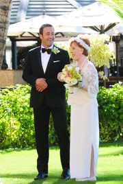 Als guter Neffe, bringt Steve (Alex O'Loughlin, l.), seine Tante Deb (Carol Burnett, r.) zum Traualtar ...