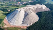 Ziemlich in der Mitte von Deutschland ragt er empor - der Monte Kali. Ganz in Weiß - der größte künstliche Berg hierzulande. Es sind aufgeschüttete Kalisalze aus dem Bergbau, die ihn auf rund 520 Meter haben wachsen lassen.