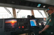 Ein wachsamer Kapitän auf einem Boot.