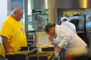 Steve bittet Meisterkoch Masaharu Morimoto (Masaharu Morimoto, r.) um Hilfe, damit Kamekano (Taylor Wily, l.) gegen Chefkoch Sam Choy in einem Kochwettbewerb eine Chance hat ...