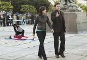 Während Lanie Parish (Tamala Jones, hinten l.) die Leiche untersucht, hat Castle (Nathan Fillion, r.) schon eine Theorie, was passiert sein könnte. Kate (Stana Katic, M.) glaubt jedoch nicht, dass es sich so zugetragen hat ...
