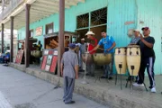 Orgelkonzert in Niquero: Jeden Samstag und Sonntag spielen die Orgelgruppen in der Ortsmitte.