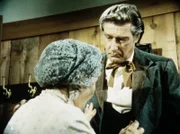 Granville Whipple (Richard Mulligan, r.) muss seiner Mutter (Queenie Smith, l.) gestehen, dass er durch eine Kriegsverletzung morphiumsüchtig geworden ist.