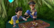 Zufällig trifft Michael den Piraten Dagan im Wald. Versteckt im hohlen Baum wollen die beiden mit den Puppen aus der Schatulle spielen. Sie wissen nicht, was sie damit anrichten werden.