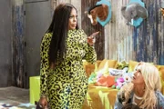 Niecy Nash-Betts (Desna Simms), Jenn Lyon (Jennifer)