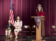 "Young Sheldon", "Wahlkampf, Lügen und ein Yankee." Sheldon ärgert sich darüber, dass die Schule mehr Geld für Football als für Ausstattungsmaterial für die naturwissenschaftlichen Fächer ausgibt. Rektor Petersen weist Sheldons Protest zurück. Also beschließt Sheldon sich als Schulsprecher zu bewerben. Seine Konkurrentin ist die allseits beliebte Nell. Die nicht davor zurückstreckt auch fiese Methoden anzuwenden. Im Bild (v.li.): Iain Armitage (Sheldon Cooper), Isabella Coben (Nell Cavanaugh), Valerie Mahaffey (Ms. Macelroy). "Young Sheldon", "Wahlkampf, Lügen und ein Yankee." Sheldon ärgert sich darüber, dass die Schule mehr Geld für Football als für Ausstattungsmaterial für die naturwissenschaftlichen Fächer ausgibt. Rektor Petersen weist Sheldons Protest zurück. Also beschließt Sheldon sich als Schulsprecher zu bewerben. Seine Konkurrentin ist die allseits beliebte Nell. Die nicht davor zurückstreckt auch fiese Methoden anzuwenden. Im Bild (v.li.): Iain Armitage (Sheldon Cooper), Isabella Coben (Nell Cavanaugh), Valerie Mahaffey (Ms. Macelroy).