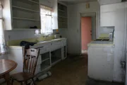 Die Küche ist in einem katastrophalen Zustand. Kann das Makler-Ehepaar diese verwahrloste Küche wieder in einen schönen Zustand verzaubern?
