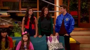v.li.: Darcy Wong (Haley Tju), Nora Thunderman (Addison Riecke), Phoebe Thunderman (Kira Kosarin), Barbara "Barb" Thunderman (Rosa Blasi), Max Thunderman (Jack Griffo)