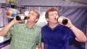 Nachdem Lothar (René Heinersdorff, l.) sich bei Benno (Willi Thomczyk) entschuldigt hat, bietet er ihm seinen "Persischen Traum" an und holt zwei Biere zum Anstoßen vor.