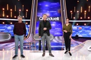 Moderator Jörg Pilawa (M.) mit den KandidatInnen des Teams 'Schauspiel': Dem Schauspieler Wolfgang Bahro (l.) und der Schauspielerin Ulrike Frank (r.).